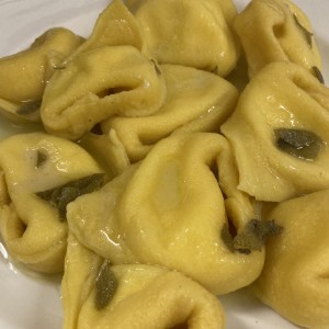 Tortelloni con ricotta di bufala al burro e salvia